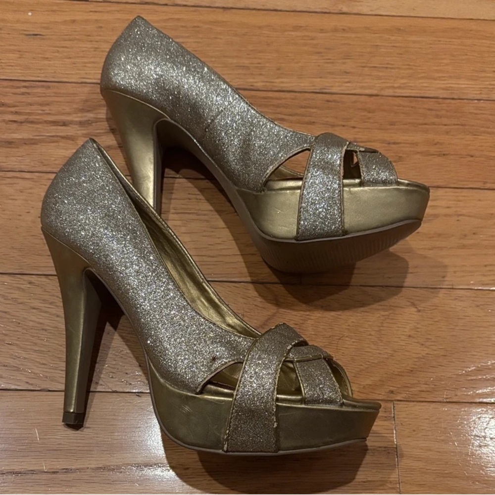 Guess Sparkling Gold Platform Heels - Picture 2 of 3